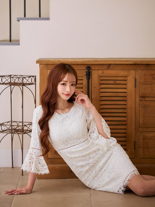 ホワイト　モデル：真優川咲　身長：158cm:Sサイズ