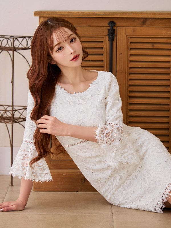 ホワイト　モデル：真優川咲　身長：158cm:Sサイズ