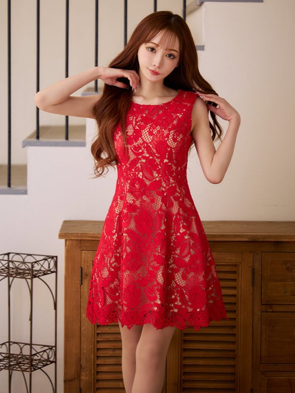 レッド モデル:真優川咲 身長:158cm 着用サイズ:7号(Sサイズ)着用