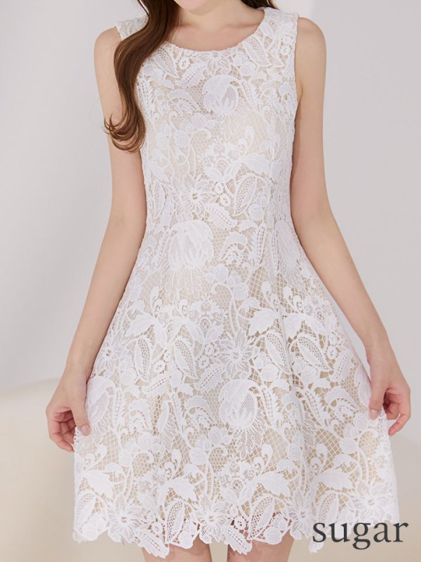 ホワイト モデル:ゆめ 身長:160cm 着用サイズ:7号(Sサイズ)