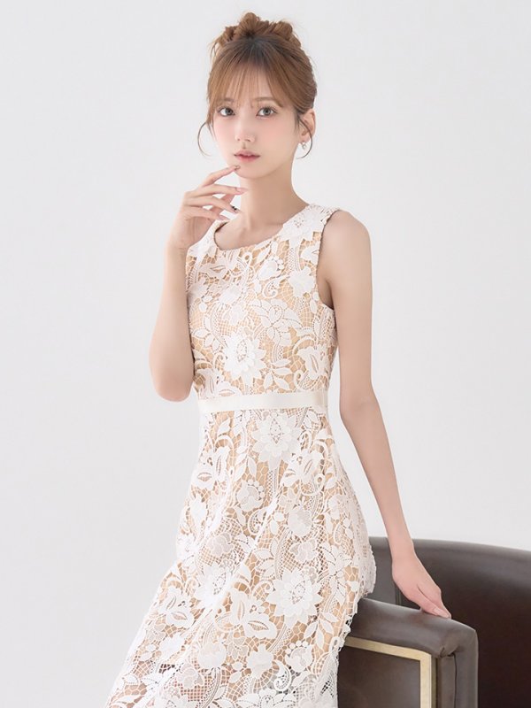 ホワイト モデル：あすか　身長：170cm　着用サイズ：Sサイズ