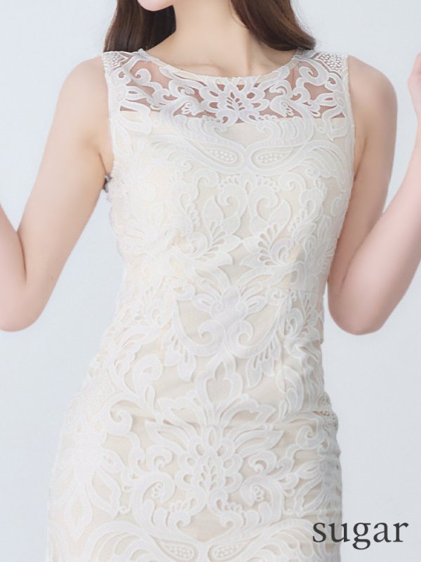 ホワイト　モデル：真優川咲　身長：158cm 着用サイズ：7号(Sサイズ)