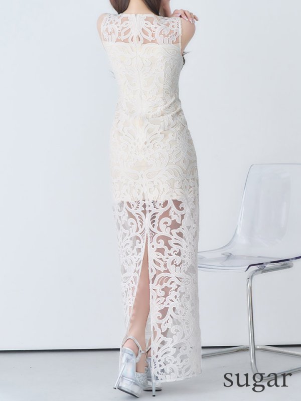 ホワイト　モデル：真優川咲　身長：158cm 着用サイズ：7号(Sサイズ)