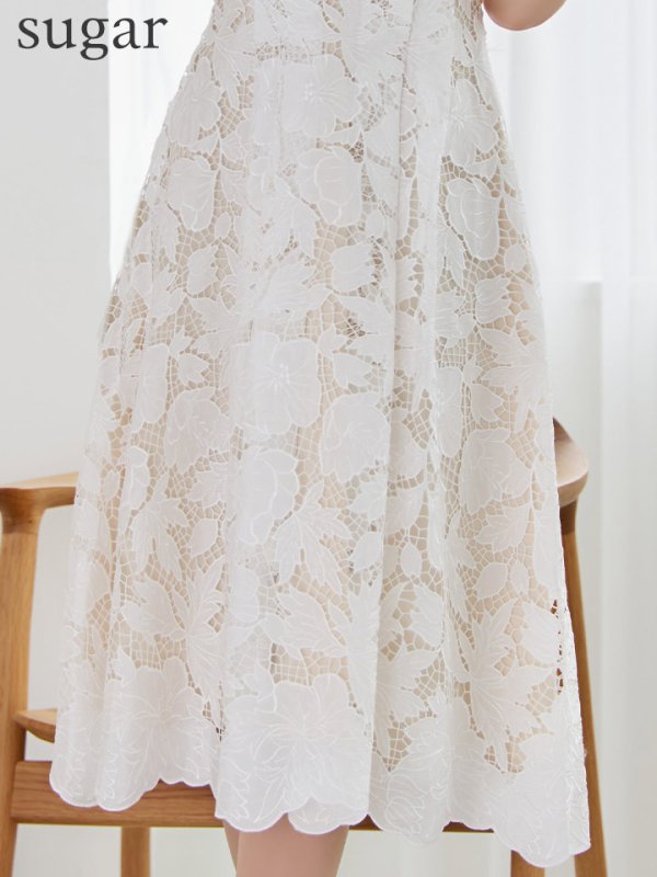 ホワイト モデル：真優川咲　身長：158cm　着用サイズ：7号(Sサイズ)