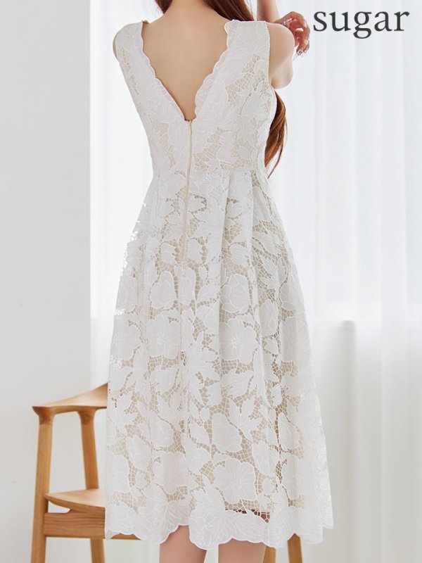 ホワイト モデル：真優川咲　身長：158cm　着用サイズ：7号(Sサイズ)