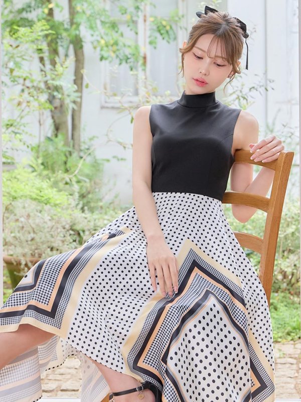 ブラックxホワイト　モデル：るりぴ　身長：165cm　着用サイズ：7号(Sサイズ)着用