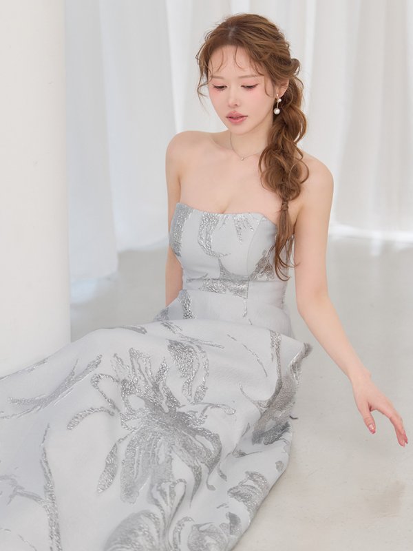 ホワイトxシルバー モデル：ゆめ　身長：160cm　着用サイズ：7号(Sサイズ)