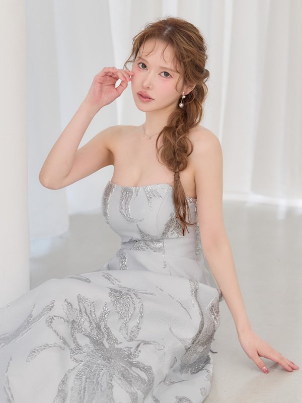 ホワイトxシルバー モデル：ゆめ　身長：160cm　着用サイズ：7号(Sサイズ)