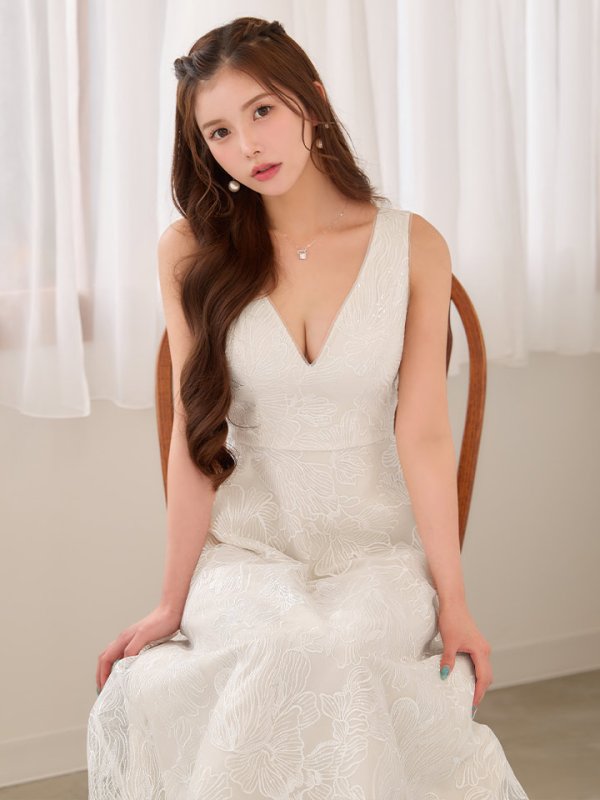 ホワイト　モデル：せいは　身長：160cm　着用サイズ：7号(Sサイズ)