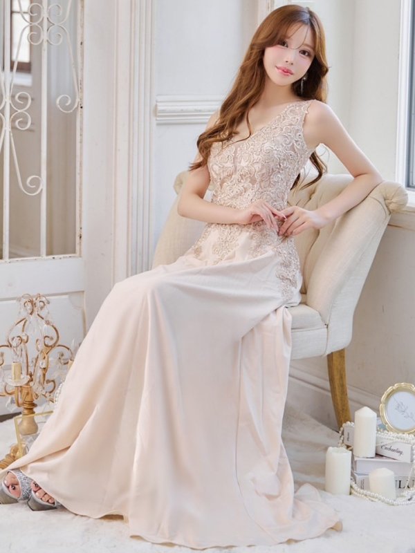 ベージュ モデル：桜伊みやこ　身長：168cm:7号(Sサイズ)サイズ