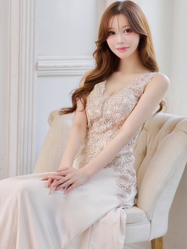 ベージュ モデル：桜伊みやこ　身長：168cm:7号(Sサイズ)サイズ