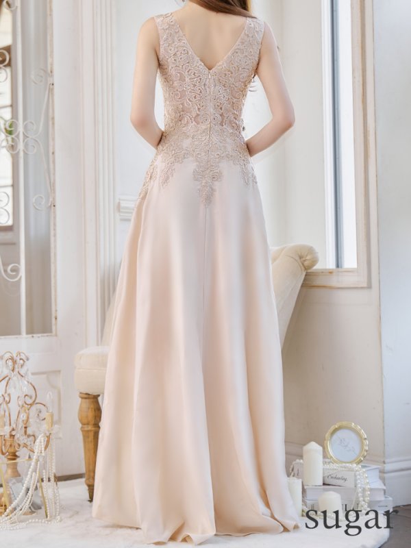 ベージュ モデル：桜伊みやこ　身長：168cm:7号(Sサイズ)サイズ