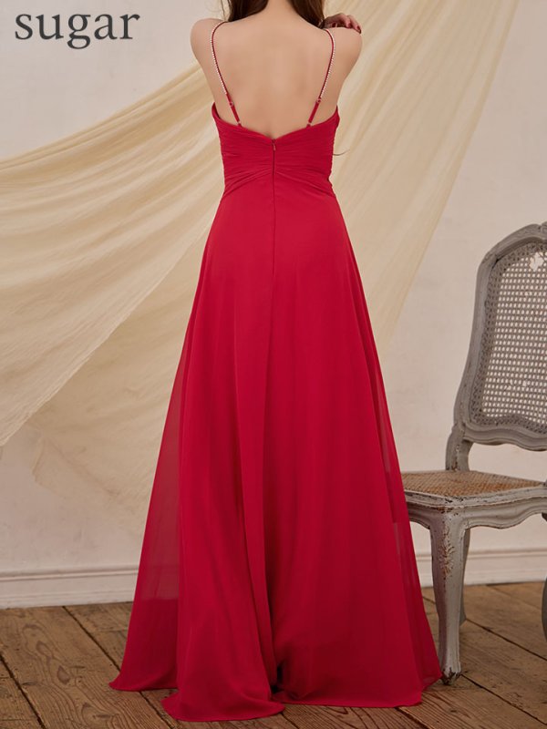 レッド モデル：真優川咲　身長：158cm　着用サイズ：7号(Sサイズ)