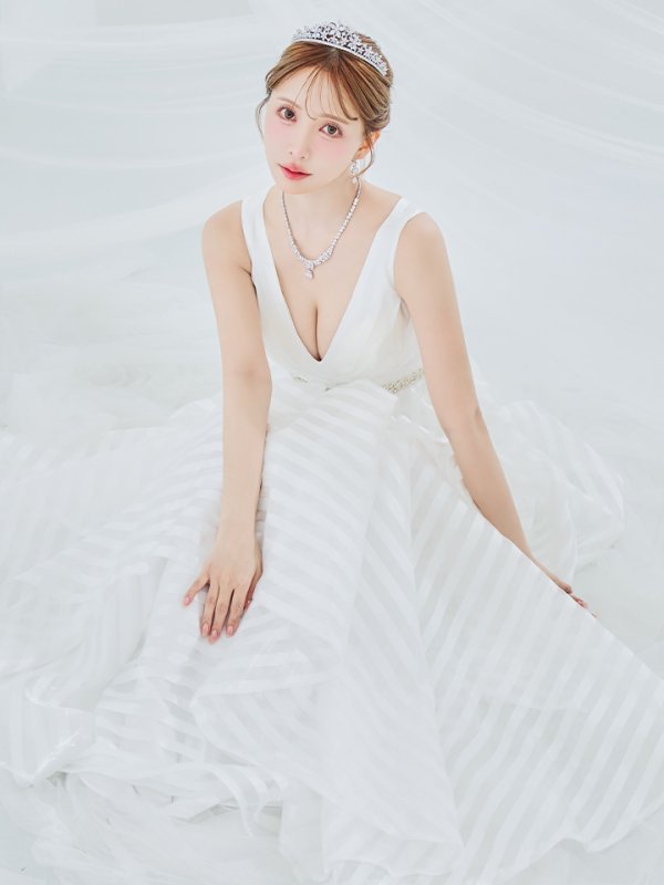 ホワイト モデル：三上悠亜　身長：159cm　着用サイズ：7号(Sサイズ)