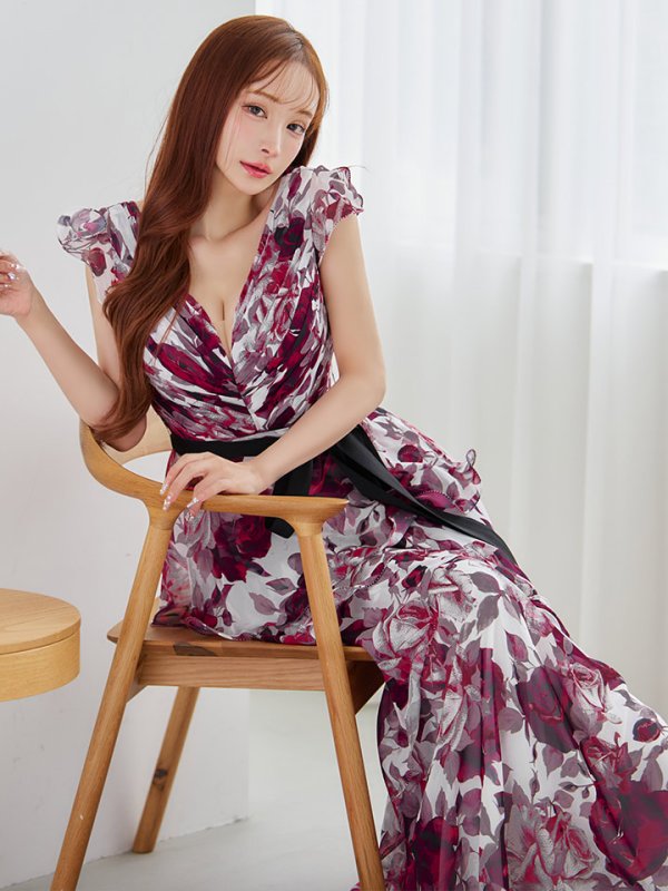 ホワイト×ワインレッド　モデル：真優川咲　身長：158cm　着用サイズ：7号(Sサイズ)