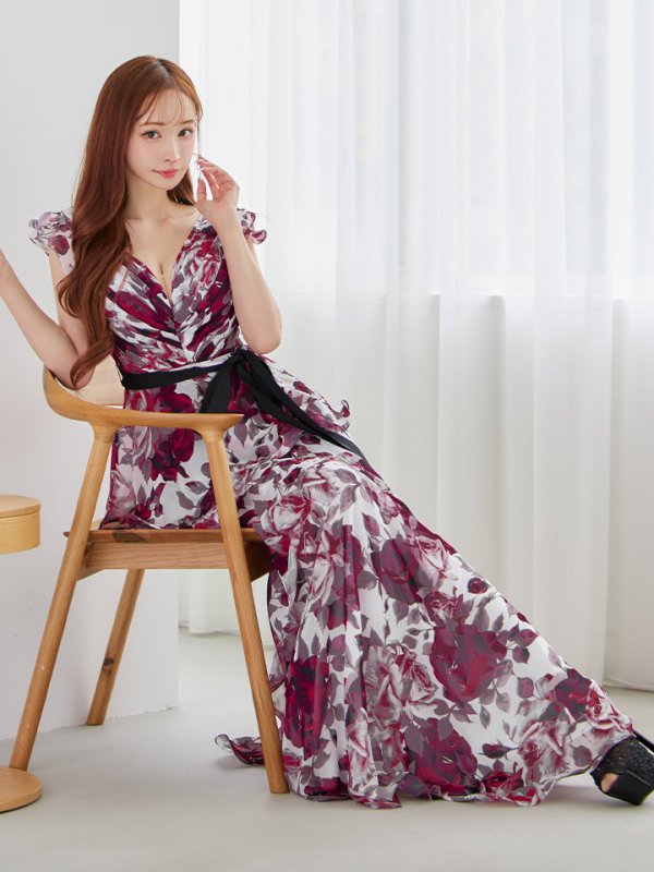 ホワイト×ワインレッド　モデル：真優川咲　身長：158cm　着用サイズ：7号(Sサイズ)