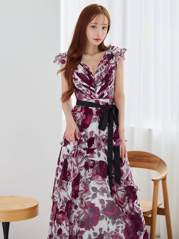 ホワイト×ワインレッド　モデル：真優川咲　身長：158cm　着用サイズ：7号(Sサイズ)