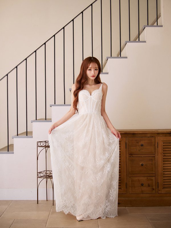 ホワイト　モデル：真優川咲　身長：158cm　着用サイズ：7号(Sサイズ)