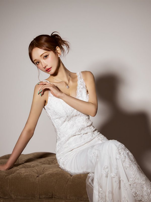 ホワイト モデル：真優川咲　身長：159cm　着用サイズ：Sサイズ