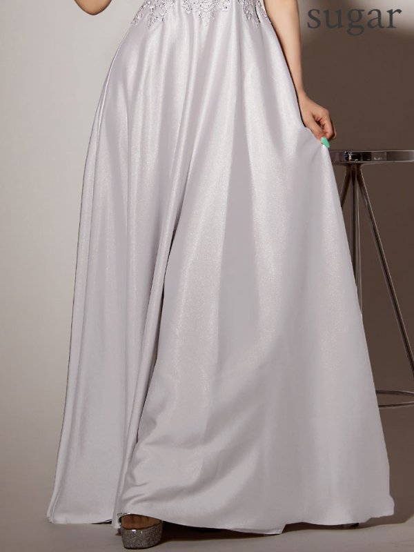 シルバー モデル：真優川咲　身長：158cm 着用サイズ：7号(Sサイズ)