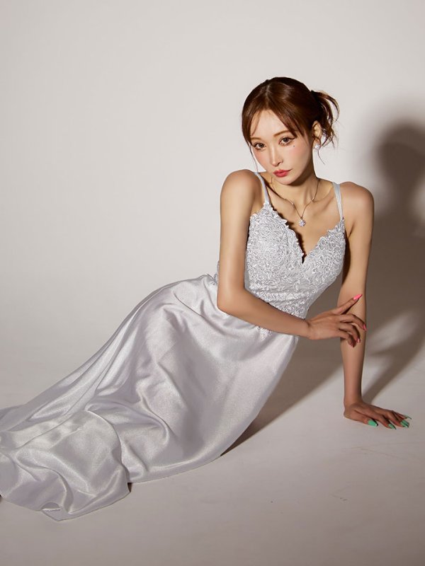 シルバー モデル：真優川咲　身長：158cm 着用サイズ：7号(Sサイズ)