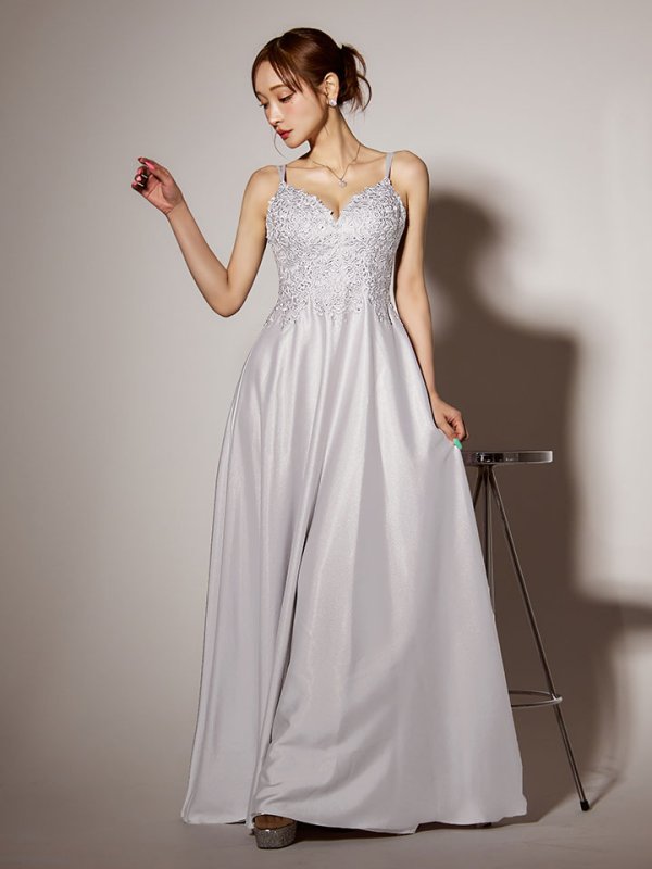 シルバー モデル：真優川咲　身長：158cm 着用サイズ：7号(Sサイズ)