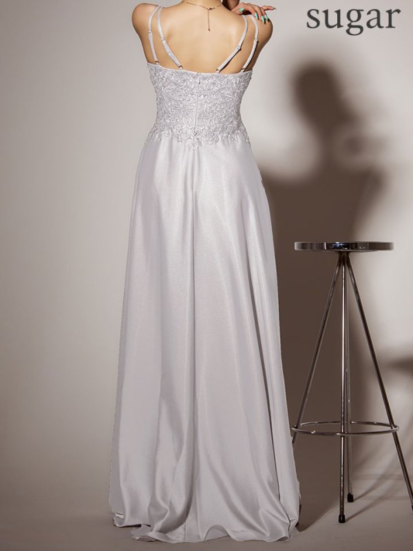 シルバー モデル：真優川咲　身長：158cm 着用サイズ：7号(Sサイズ)