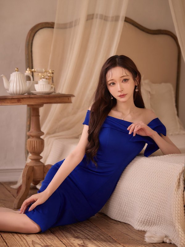 ロイヤルブルー　モデル：真優川咲　身長：158cm　着用サイズ：7号(Sサイズ)着用
