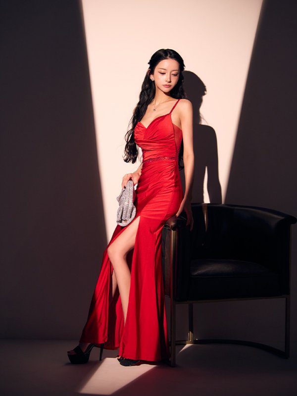 レッド　モデル：まおちゃる　身長：158cm　着用サイズ：7号(Sサイズ)