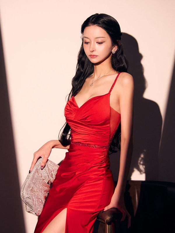 レッド　モデル：まおちゃる　身長：158cm　着用サイズ：7号(Sサイズ)