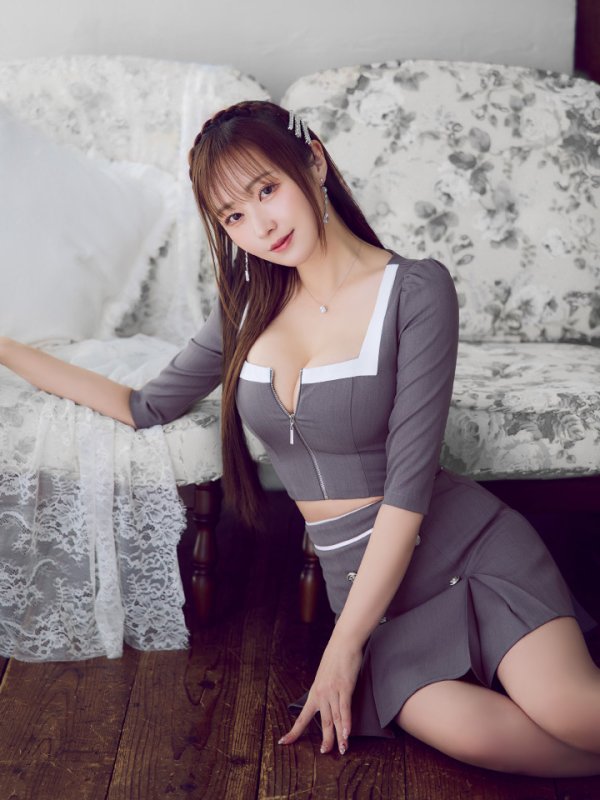 グレーホワイト モデル:橋本甜歌(てんちむ) 身長:163cm 着用サイズ:Sサイズ