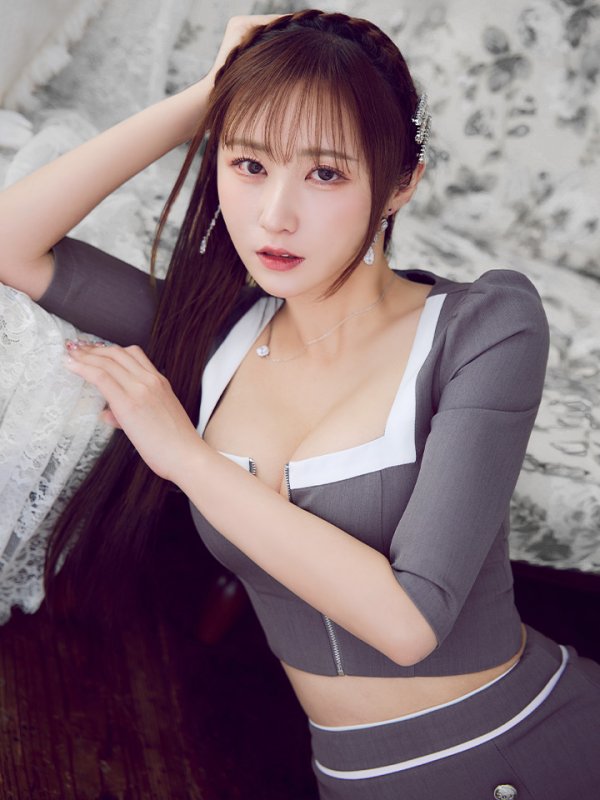 グレーホワイト モデル:橋本甜歌(てんちむ) 身長:163cm 着用サイズ:Sサイズ