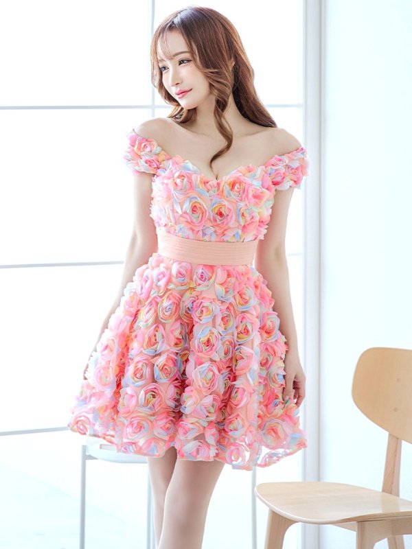 オレンジピンク モデル:真優川咲 身長:158cm 着用サイズ:8号(Sサイズ)