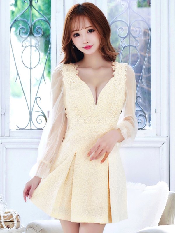 ライトベージュ モデル:真優川咲 身長:159cm 着用サイズ:Sサイズ