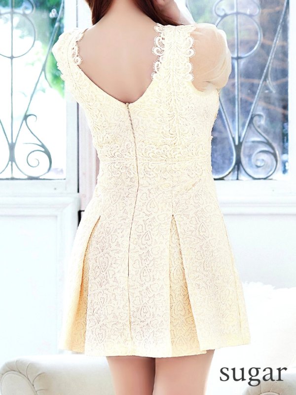 ライトベージュ モデル:真優川咲 身長:159cm 着用サイズ:Sサイズ