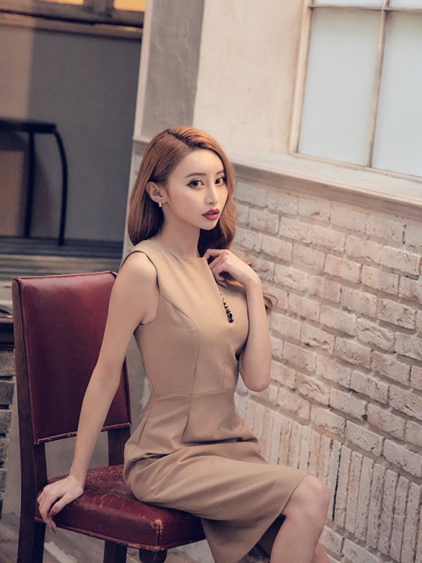 画像7: 【VELIQUE/ヴェリーク】ワンカラー/ ラインストーン/ ノースリーブ/ タイト/ ミディアム/ キャバドレス【HC02】