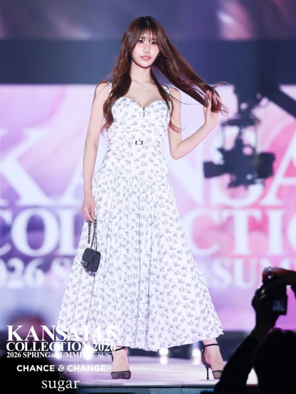 ホワイトxブルー　モデル：まいか　身長：165cm　着用サイズ：Sサイズ