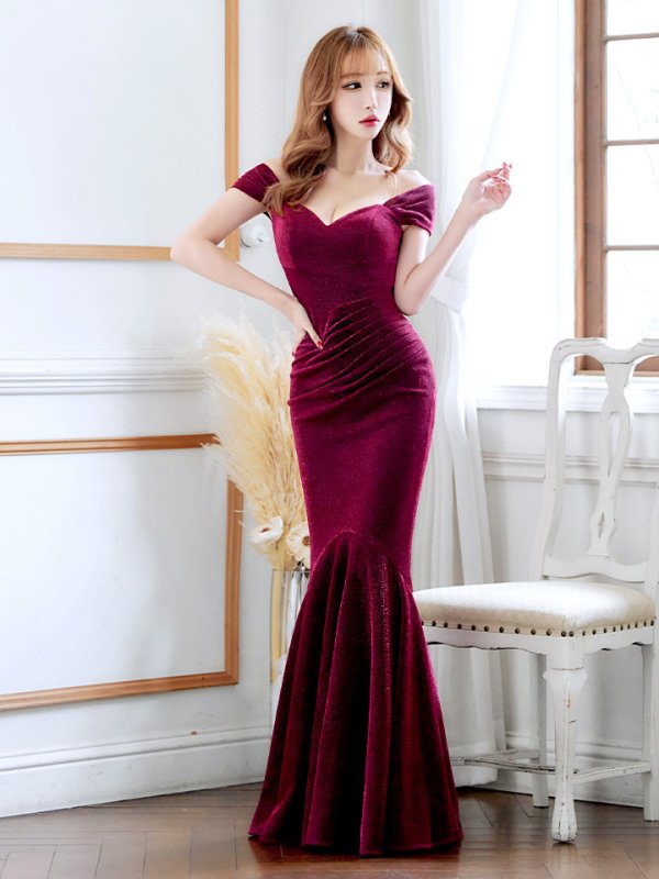 ブラックバーガンディー モデル：真優川咲　身長：158cm　着用サイズ：8号(Sサイズ)