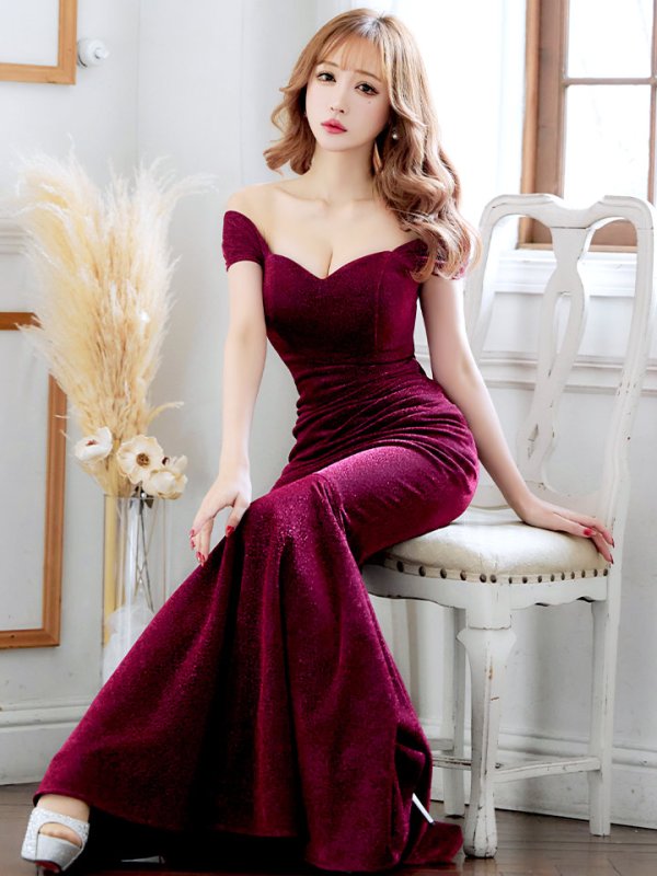 ブラックバーガンディー モデル：真優川咲　身長：158cm　着用サイズ：8号(Sサイズ)