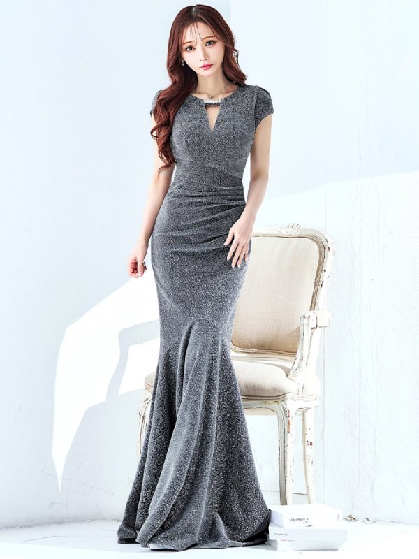 ブラックシルバー モデル:真優川咲 身長:158cm 着用サイズ:8号(Sサイズ)