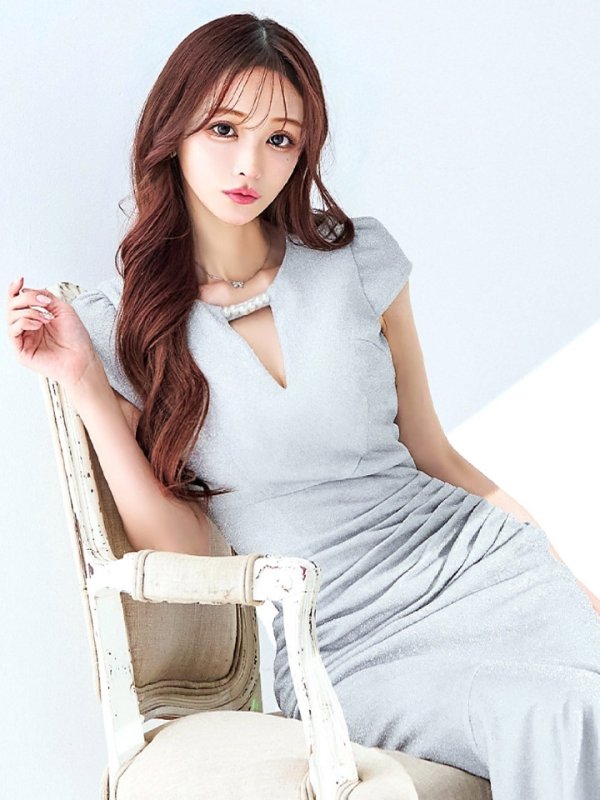 シルバー モデル:真優川咲 身長:158cm 着用サイズ:8号(Sサイズ)