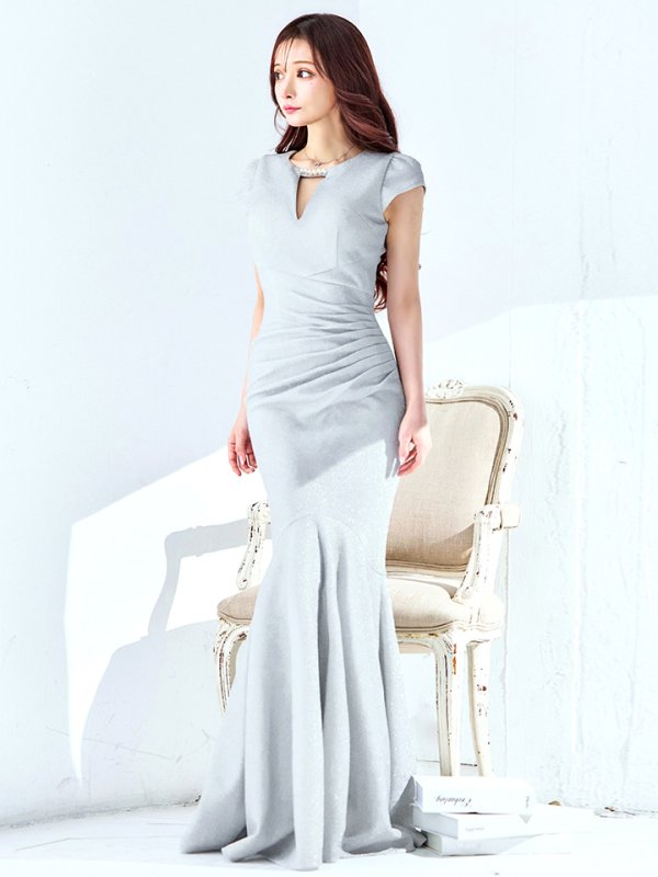 シルバー モデル:真優川咲 身長:158cm 着用サイズ:8号(Sサイズ)