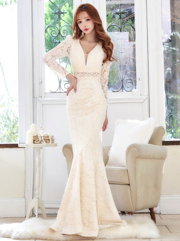 ライトベージュ モデル:真優川咲 身長:158cm 着用サイズ:8号(Sサイズ)