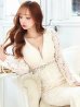 ライトベージュ モデル：真優川咲　身長：158cm　着用サイズ：8号(Sサイズ)