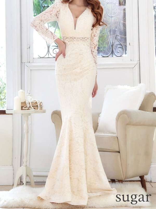 ライトベージュ モデル:真優川咲 身長:158cm 着用サイズ:8号(Sサイズ)