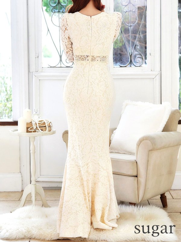 ライトベージュ モデル:真優川咲 身長:158cm 着用サイズ:8号(Sサイズ)