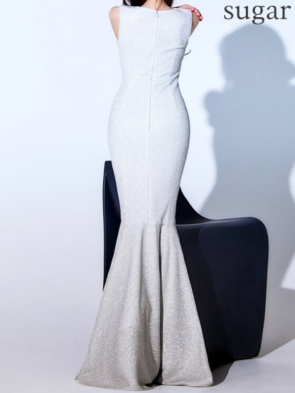 シルバー モデル:真優川咲 身長:158cm:8号(Sサイズ)