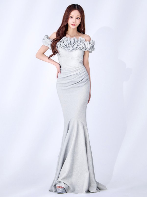 シルバー モデル：真優川咲　身長：158cm:8号(Sサイズ)