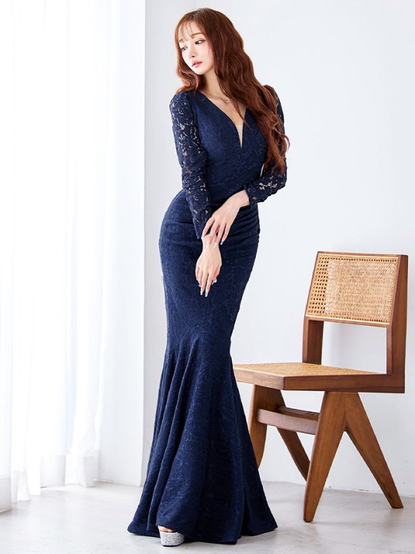 ネイビー モデル:真優川咲 身長:158cm 着用サイズ:8号(Sサイズ)