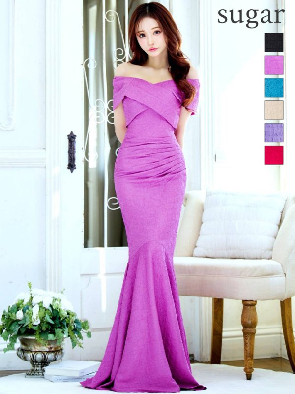 マゼンタ モデル：真優川咲　身長：158cm　着用サイズ：8号(Sサイズ)